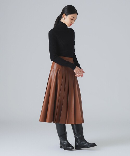 EFFE BEAMS（エッフェビームス）の「フェイクレザー プリーツスカート（スカート・レディース・ブラウン/ブラック・38）」の11枚目の写真