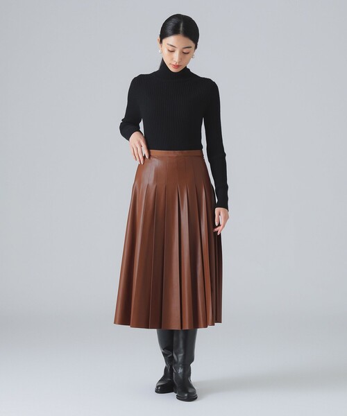 EFFE BEAMS（エッフェビームス）の「フェイクレザー プリーツスカート（スカート・レディース・ブラウン/ブラック・38）」の12枚目の写真