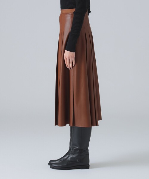 EFFE BEAMS（エッフェビームス）の「フェイクレザー プリーツスカート（スカート・レディース・ブラウン/ブラック・38）」の16枚目の写真