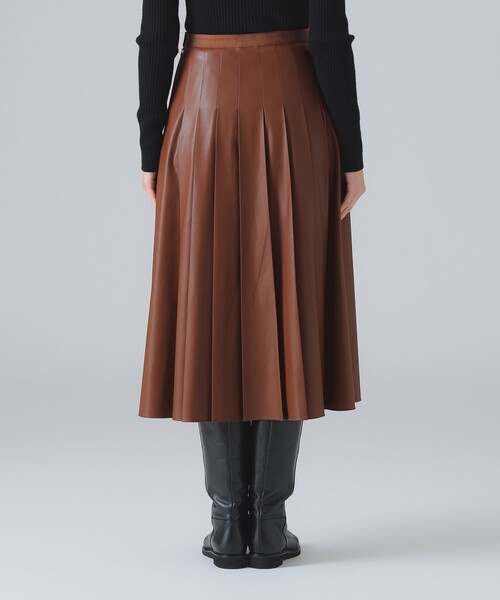 EFFE BEAMS（エッフェビームス）の「フェイクレザー プリーツスカート（スカート・レディース・ブラウン/ブラック・38）」の17枚目の写真