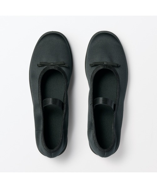 無印良品（ムジルシリョウヒン）の「婦人　柔らかい中敷を使用した　撥水ストラップリボンフラットシューズ（その他シューズ・レディース・ブラック/ブラウン系・22.5cm/23.0cm/23.5cm/24.0cm/24.5cm/25.0cm）」の5枚目の写真