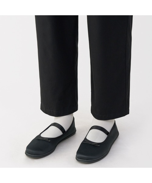 無印良品（ムジルシリョウヒン）の「婦人　柔らかい中敷を使用した　撥水ストラップリボンフラットシューズ（その他シューズ・レディース・ブラック/ブラウン系・22.5cm/23.0cm/23.5cm/24.0cm/24.5cm/25.0cm）」の3枚目の写真