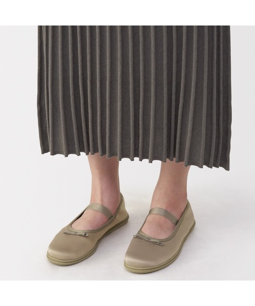 無印良品（ムジルシリョウヒン）の「婦人　柔らかい中敷を使用した　撥水ストラップリボンフラットシューズ（その他シューズ・レディース・ブラック/ブラウン系・22.5cm/23.0cm/23.5cm/24.0cm/24.5cm/25.0cm）」の10枚目の写真