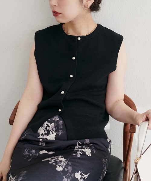 natural couture（ナチュラルクチュール）の「金釦ノースリきれいめニットベスト（ニット/セーター・レディース・ブラウン/ブラック/オフホワイト・FREE）」の8枚目の写真