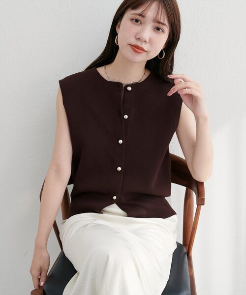 natural couture（ナチュラルクチュール）の「金釦ノースリきれいめニットベスト（ニット/セーター・レディース・ブラウン/ブラック/オフホワイト・FREE）」の15枚目の写真