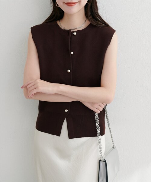 natural couture（ナチュラルクチュール）の「金釦ノースリきれいめニットベスト（ニット/セーター・レディース・ブラウン/ブラック/オフホワイト・FREE）」の14枚目の写真
