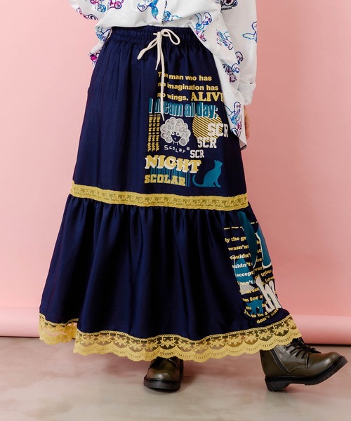 ScoLar（スカラー）の「153608：スカラーグラフィック柄 レース×サテンスカート（スカート・レディース・ネイビー/パープル/カーキ・M）」の2枚目の写真