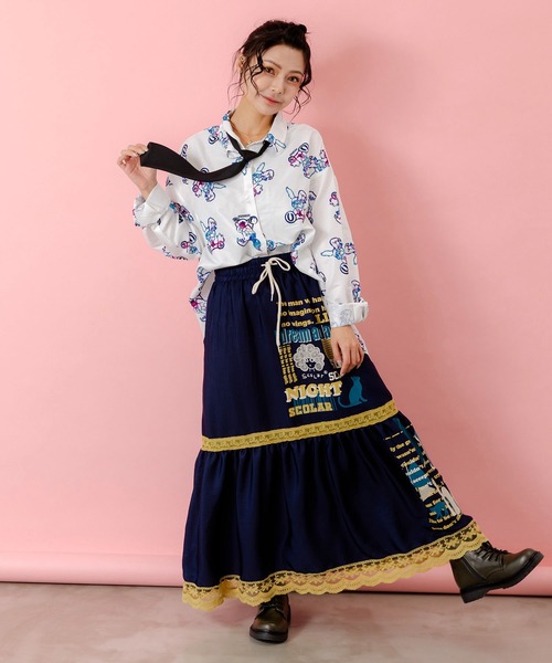 ScoLar（スカラー）の「153608：スカラーグラフィック柄 レース×サテンスカート（スカート・レディース・ネイビー/パープル/カーキ・M）」の4枚目の写真