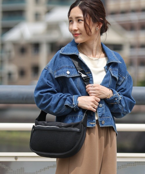 Bou Jeloud（ブージュルード）の「【はあちゅう*Bou Jeloud】ワンタッチボディバッグ（ショルダーバッグ・レディース・A/ブラック/グレイッシュベージュ・ONESIZE）」の3枚目の写真