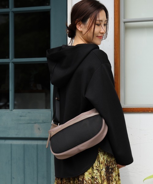 Bou Jeloud（ブージュルード）の「【はあちゅう*Bou Jeloud】ワンタッチボディバッグ（ショルダーバッグ・レディース・A/ブラック/グレイッシュベージュ・ONESIZE）」の2枚目の写真