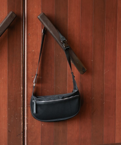 Bou Jeloud（ブージュルード）の「【はあちゅう*Bou Jeloud】ワンタッチボディバッグ（ショルダーバッグ・レディース・A/ブラック/グレイッシュベージュ・ONESIZE）」の4枚目の写真