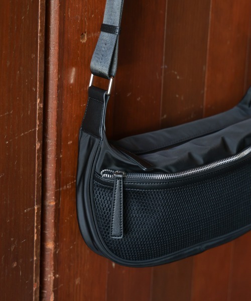 Bou Jeloud（ブージュルード）の「【はあちゅう*Bou Jeloud】ワンタッチボディバッグ（ショルダーバッグ・レディース・A/ブラック/グレイッシュベージュ・ONESIZE）」の5枚目の写真