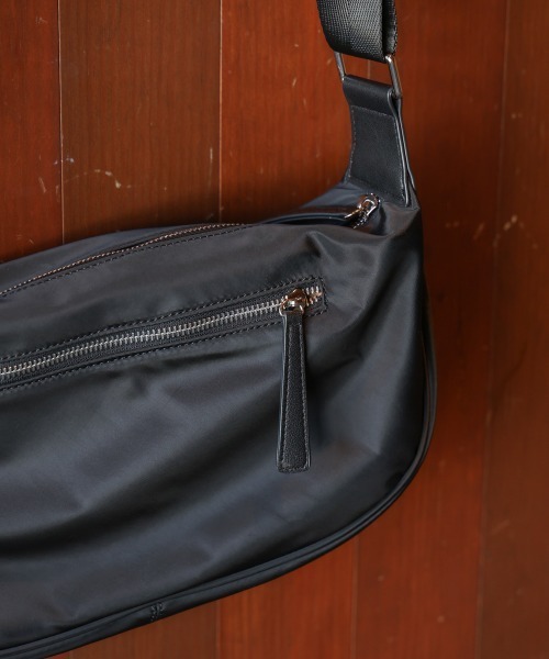 Bou Jeloud（ブージュルード）の「【はあちゅう*Bou Jeloud】ワンタッチボディバッグ（ショルダーバッグ・レディース・A/ブラック/グレイッシュベージュ・ONESIZE）」の7枚目の写真