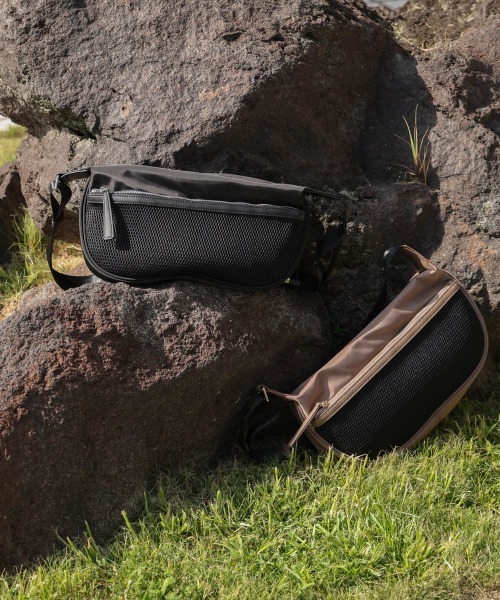 Bou Jeloud（ブージュルード）の「【はあちゅう*Bou Jeloud】ワンタッチボディバッグ（ショルダーバッグ・レディース・A/ブラック/グレイッシュベージュ・ONESIZE）」の8枚目の写真