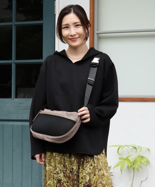 Bou Jeloud（ブージュルード）の「【はあちゅう*Bou Jeloud】ワンタッチボディバッグ（ショルダーバッグ・レディース・A/ブラック/グレイッシュベージュ・ONESIZE）」の11枚目の写真