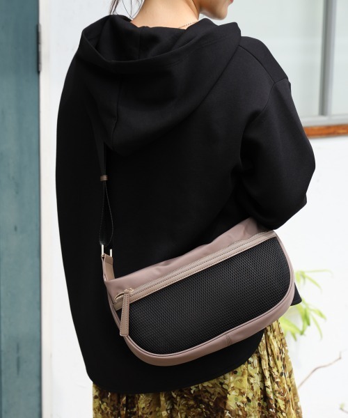 Bou Jeloud（ブージュルード）の「【はあちゅう*Bou Jeloud】ワンタッチボディバッグ（ショルダーバッグ・レディース・A/ブラック/グレイッシュベージュ・ONESIZE）」の14枚目の写真