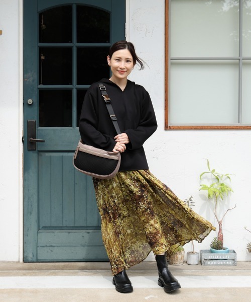 Bou Jeloud（ブージュルード）の「【はあちゅう*Bou Jeloud】ワンタッチボディバッグ（ショルダーバッグ・レディース・A/ブラック/グレイッシュベージュ・ONESIZE）」の16枚目の写真