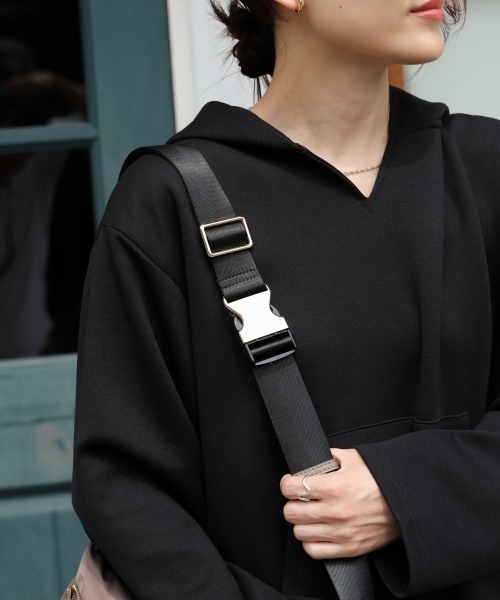 Bou Jeloud（ブージュルード）の「【はあちゅう*Bou Jeloud】ワンタッチボディバッグ（ショルダーバッグ・レディース・A/ブラック/グレイッシュベージュ・ONESIZE）」の17枚目の写真