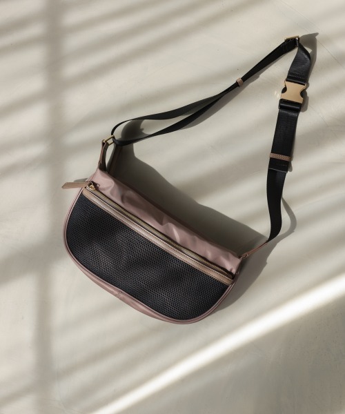 Bou Jeloud（ブージュルード）の「【はあちゅう*Bou Jeloud】ワンタッチボディバッグ（ショルダーバッグ・レディース・A/ブラック/グレイッシュベージュ・ONESIZE）」の18枚目の写真