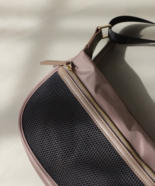 Bou Jeloud（ブージュルード）の「【はあちゅう*Bou Jeloud】ワンタッチボディバッグ（ショルダーバッグ・レディース・A/ブラック/グレイッシュベージュ・ONESIZE）」の19枚目の写真