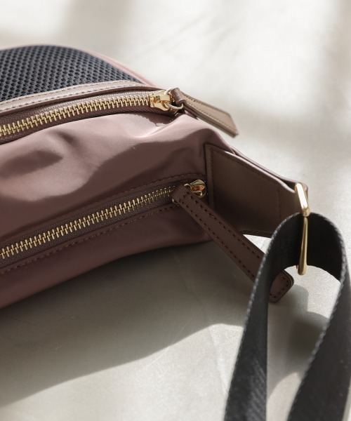 Bou Jeloud（ブージュルード）の「【はあちゅう*Bou Jeloud】ワンタッチボディバッグ（ショルダーバッグ・レディース・A/ブラック/グレイッシュベージュ・ONESIZE）」の21枚目の写真