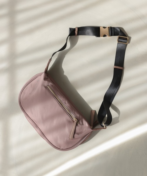 Bou Jeloud（ブージュルード）の「【はあちゅう*Bou Jeloud】ワンタッチボディバッグ（ショルダーバッグ・レディース・A/ブラック/グレイッシュベージュ・ONESIZE）」の22枚目の写真