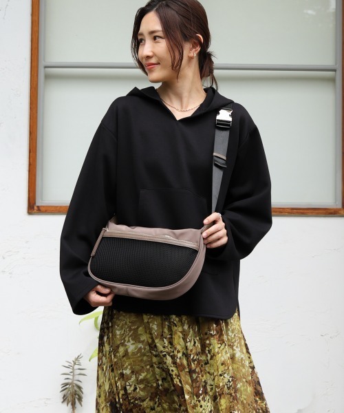 Bou Jeloud（ブージュルード）の「【はあちゅう*Bou Jeloud】ワンタッチボディバッグ（ショルダーバッグ・レディース・A/ブラック/グレイッシュベージュ・ONESIZE）」の9枚目の写真