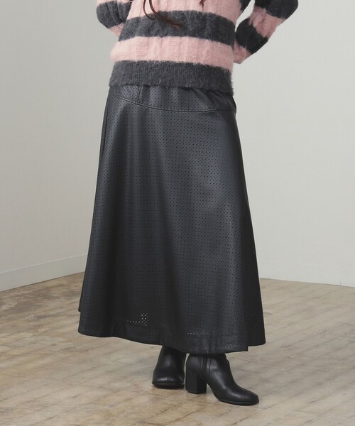 Ray BEAMS（レイビームス）の「フェイクレザー パンチング スカート（スカート・レディース・ブラック/ダークブラウン・0/1）」の6枚目の写真