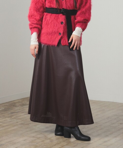 Ray BEAMS（レイビームス）の「フェイクレザー パンチング スカート（スカート・レディース・ブラック/ダークブラウン・0/1）」の11枚目の写真