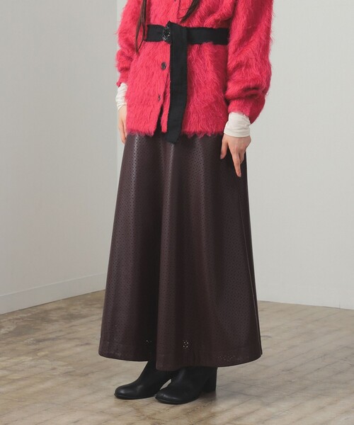 Ray BEAMS（レイビームス）の「フェイクレザー パンチング スカート（スカート・レディース・ブラック/ダークブラウン・0/1）」の12枚目の写真