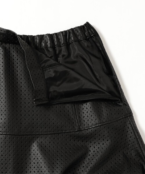 Ray BEAMS（レイビームス）の「フェイクレザー パンチング スカート（スカート・レディース・ブラック/ダークブラウン・0/1）」の16枚目の写真