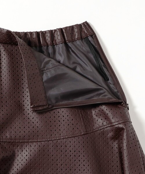 Ray BEAMS（レイビームス）の「フェイクレザー パンチング スカート（スカート・レディース・ブラック/ダークブラウン・0/1）」の20枚目の写真