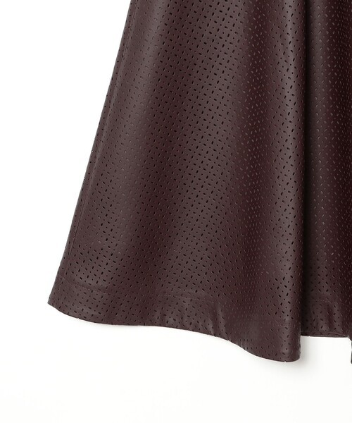 Ray BEAMS（レイビームス）の「フェイクレザー パンチング スカート（スカート・レディース・ブラック/ダークブラウン・0/1）」の21枚目の写真