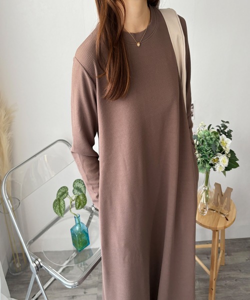 Amulet(アミュレット)の「すとんと落ちて体型カバーするシルエットが魅力! ワッフル風ロングワンピース(ワンピース・レディース・グレー/ブラウン/ブラック/アイボリー・L/M)」の5枚目の写真