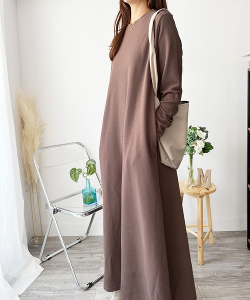 Amulet(アミュレット)の「すとんと落ちて体型カバーするシルエットが魅力! ワッフル風ロングワンピース(ワンピース・レディース・グレー/ブラウン/ブラック/アイボリー・L/M)」の21枚目の写真
