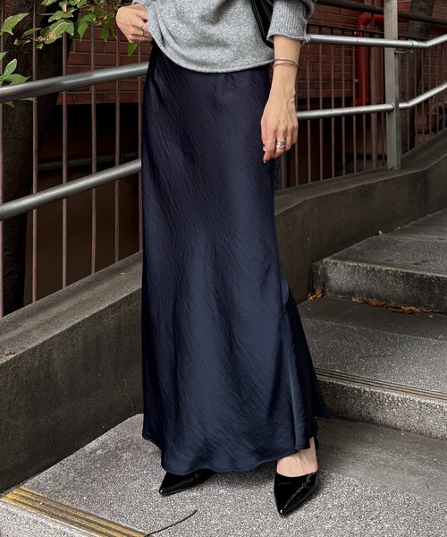 COLLAGE GALLARDAGALANTE（コラージュガリャルダガランテ）の「サテンマーメイドスカート/WEB限定（スカート・レディース・ブラック/ネイビー/オフホワイト/ブラウン・1/2）」の4枚目の写真