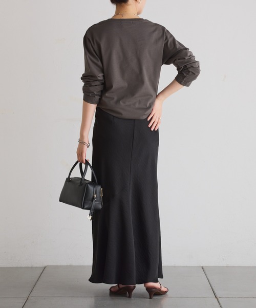 COLLAGE GALLARDAGALANTE（コラージュガリャルダガランテ）の「サテンマーメイドスカート/WEB限定（スカート・レディース・ブラック/ネイビー/オフホワイト/ブラウン・1/2）」の18枚目の写真