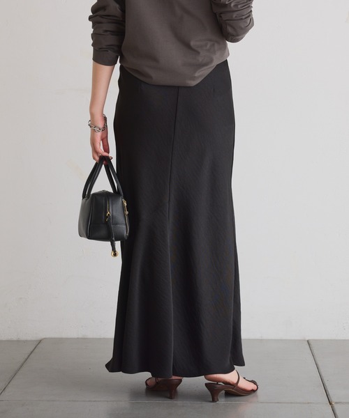 COLLAGE GALLARDAGALANTE（コラージュガリャルダガランテ）の「サテンマーメイドスカート/WEB限定（スカート・レディース・ブラック/ネイビー/オフホワイト/ブラウン・1/2）」の15枚目の写真