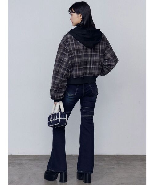 EMODA（エモダ）の「スカーフフーディナイロンブルゾン（ブルゾン・レディース・グレー/ブラック・FREE）」の19枚目の写真