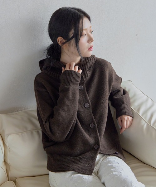 UNE MANSION(ユヌマンション)の「バラクラバー帽子ビッグボタンオーバーサイズニットカーディガン(ニット/セーター・レディース・ブラウン/オートミール/グレー/チャコールグレー・FREE)」の3枚目の写真