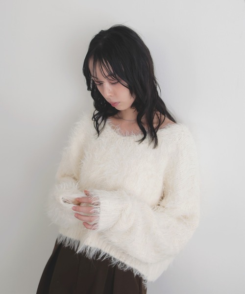 LIAN（リアン）の「フェザーVネックニットプルオーバー（ニット/セーター・レディース・ピンク/オフホワイト/チャコールグレー・FREE）」の4枚目の写真