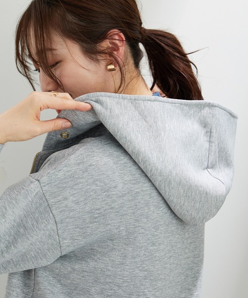 BELLUNA PLUS(ベルーナ)の「とろみ素材裾タックパーカー(パーカー・レディース・チャコール/ライラック/セージグリーン/杢グレー/ベビーピンク/アイボリー・MEDIUM/LARGE/X-LARGE)」の12枚目の写真