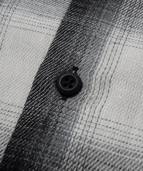 JOHN'S CLOSET（ジョンズクローゼット）の「【a】オンブレチェック ボックスシルエット オープンカラーシャツ（シャツ/ブラウス・メンズ・ブラック/ブルー/ホワイト・MEDIUM/LARGE）」の6枚目の写真