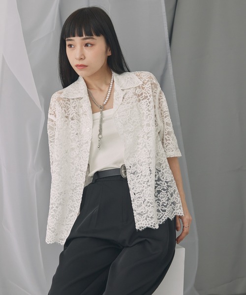 ELUNIS(エルニス)の「フラワーレースシャツ(シャツ/ブラウス・レディース・ホワイト/ブラック・FREE)」の2枚目の写真