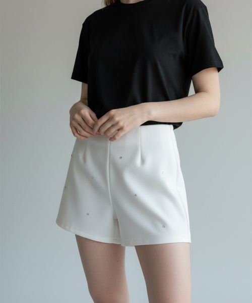 BORN SLIPPY(ボーンスリッピー)の「Soft Crystal Winter Fleece Shorts (Ivory)(その他パンツ・レディース・その他・SMALL/MEDIUM/LARGE)」の2枚目の写真