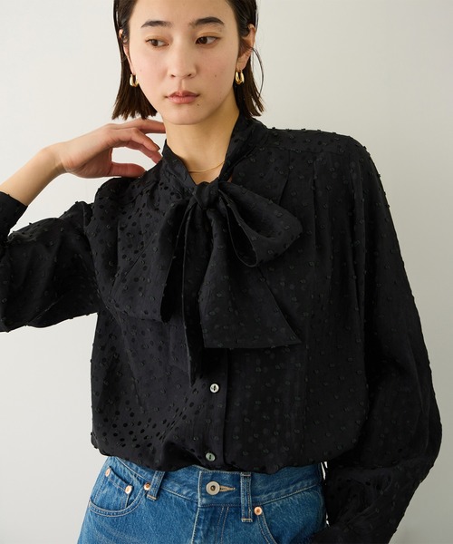 ROPE'（ロペ）の「2WAYドットジャガードボウタイブラウス/イージーケア（シャツ/ブラウス・レディース・ブラック/オフホワイト・FREE）」の2枚目の写真