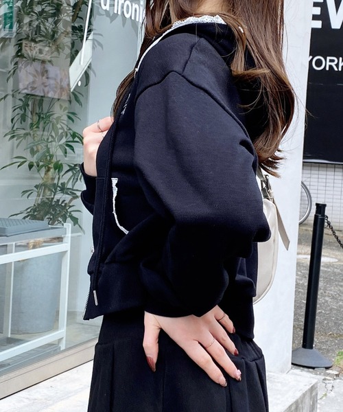 INGNI（イング）の「レース付胸ロゴスウェットショートジップパーカー(セットアップ対応)（パーカー・レディース・オフホワイト/グレー/ブラック/ライトピンク・M）」の15枚目の写真