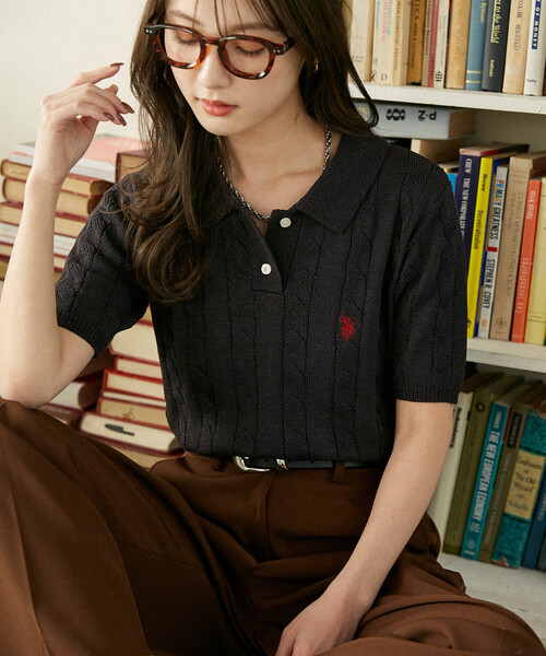U.S. POLO ASSN.(ユーエスポロアッスン)の「U.S. POLO ASSN. × PUBLUX/ユーエスポロアッスン 別注 ケーブルニット ポロシャツ 限定展開(ポロシャツ・レディース・オフホワイト/グレー/チャコールグレー/ネイビー・フリ-)」の1枚目の写真