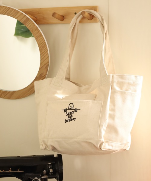 THRASHER（スラッシャー）の「THRASHER OUTPOCKET TOTEBAG（トートバッグ・メンズ・ホワイト系/ホワイト×ブラック・FREE）」の2枚目の写真