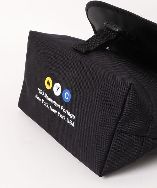 Manhattan Portage（マンハッタンポーテージ）の「Nylon Messenger Bag JR (SM) FZP LVL MTA（メッセンジャーバッグ・メンズ・ブラック・SMALL）」の2枚目の写真